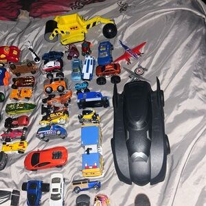 Large lot of kids matchbox cars an other toys